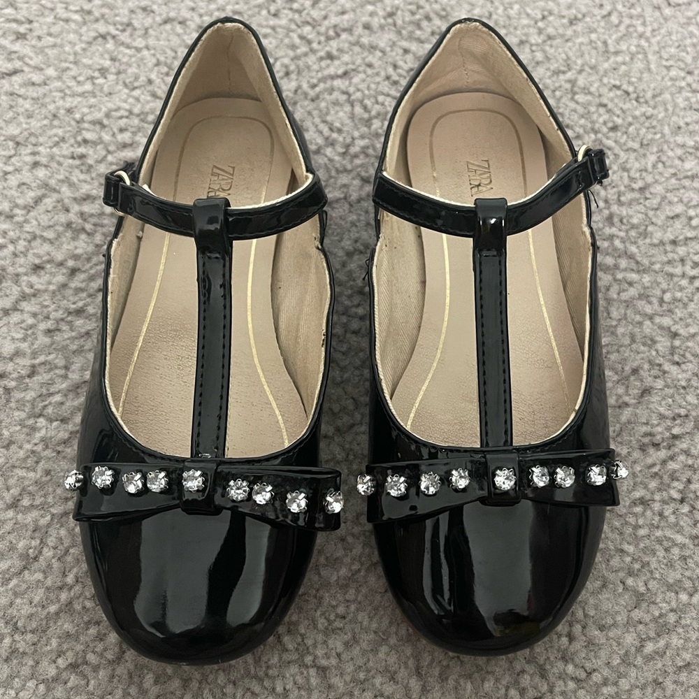 Cute ZARA black patent leather ballerina dress shoes
